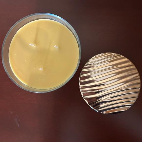 New Bath & Body Works Mahogany Coconut 3 Wick Candle with Gold Lid - Picture 2 of 3